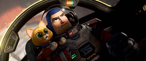 Buzz Lightyear matkaa avaruudessa robottikissansa Soxin kanssa. Buzzin suomenkielisenä ääninäyttelijänä kuullaan Kristo Salmista, Soxina Peter Kanervaa. 