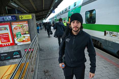 Columbus Blue Jacketsin Johnny Gaudreau saapui muiden mukana junalla Tampereelle.