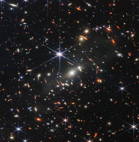 James Webb -teleskoopin ottama ensimmäinen julkaistu kuva on kaukaisesta massiivisesta galaksijoukosta. 