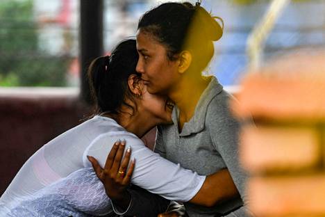 Pudonneen lentokoneen matkustajien omaiset itkivät Pokharan lentokentän ulkopuolella. Koneesta oli maanantaiaamuna Suomen aikaan löydetty 14 ruumista.