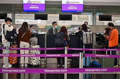 Matkustajia Hongkongin kansainvälisellä lentoasemalla keskiviikkona. 