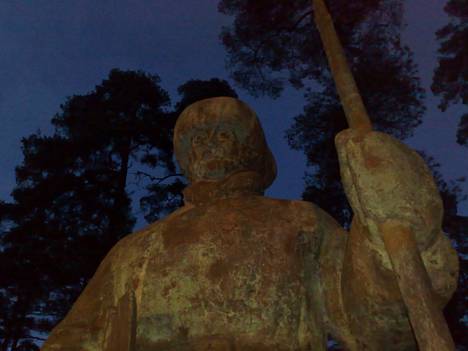 Talonpoika Lalli sai vuonna 1989 Köyliöön oman patsaan, jonka veisti Aimo Tukiainen.