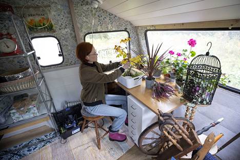 Kukkatapetilla koristellussa asuntovaunussa on oma rauha työskennellä. Heidi-Maaria Saarenheimo halusi vaunun nuoruusvuosiensa seikkailun kunniaksi.