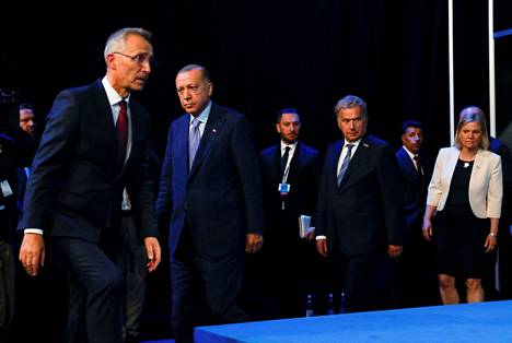 Naton pääsihteeri Jens Stoltenberg (vas.), Turkin presidentti Recep Tayyip Erdoğan, presidentti Sauli Niinistö ja Ruotsin pääministeri Magdalena Andersson kuvattiin tiistaina Naton huippukokouksessa Madridissa.