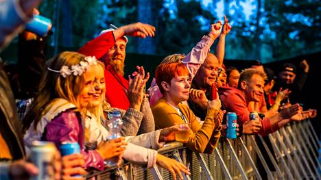 Onko Valkeakoskella tulossa kenties kaikkien aikojen tapahtumakesä? Ainakin musiikkia, teatteria, markkinoita ja muuta juhlaa on luvassa läpi kesän. Kuvassa yleisöä nauttimassa Työväen Musiikkitapahtumassa kesällä 2021.