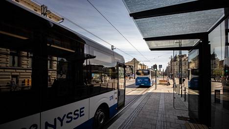 Polttoainetta palaa litra poikineen, sillä Tampereen seudun joukkoliikenteen Nyssen linja-autoilla ajetaan noin 22 miljoonaa kilometriä vuodessa. Nysse-liikennettä kuvattiin Tampereen Hämeenkadulla kesäkuussa 2021. 