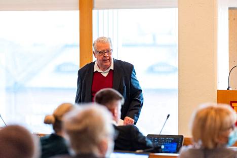Tampereen kaupunginvaltuuston kokoomuksen valtuustoryhmän puheenjohtaja Kalervo Kummola kertoo, että toistaiseksi Ilkka Sasi pysyy ryhmän varapuheenjohtajana, mutta asiaa tullaan vielä käsittelemään ryhmässä.