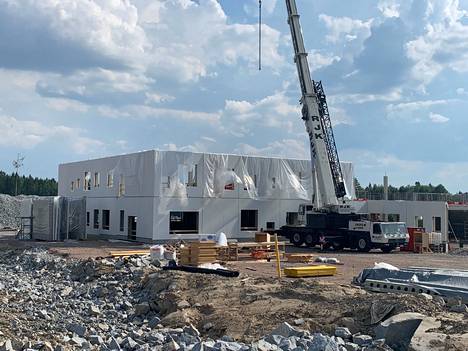 Ylöjärven Siltatien koulun rakentaminen on edennyt runkopustytysvaiheeseen. Tältä alueella näytti 28. kesäkuuta.