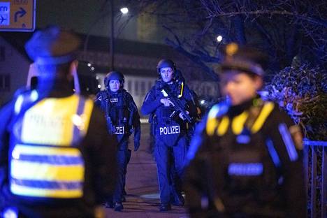 Raskaasti aseistautuneita poliiseja ampumapaikalla Saksan Hampurissa. Poliisin mukaan joukkoampuminen tapahtui noin kello 21 illalla torstaina.