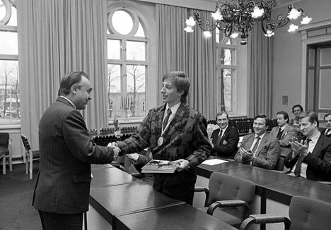 Marko Kiuru oli nuorten maailmanmestarina Rauman kaupungin onniteltavana tammikuussa 1987. Kiekkoilijaa kättelee kaupunginhallituksen puheenjohtajana Mauno Lehtonen. Taustalla oikealla hymyilee Lukon vahva mies Rauno Mokka. 
