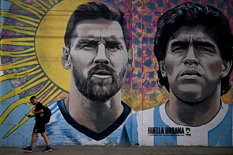 Argentiinan sankarit Lionel Messi ja Diego Maradona koristavat valtavaa muraalia Buenos Airesissa.