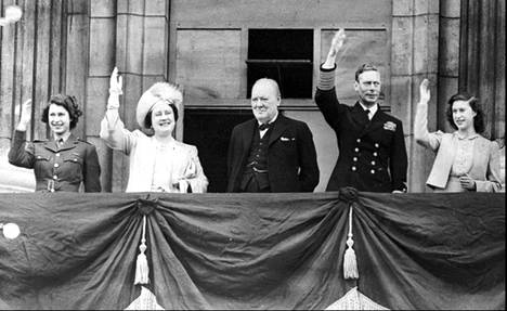 Britannian entinen pääministeri Winston Churchill (keskellä) poseerasi parvekkeella kuninkaallisten kanssa toisen maailmansodan päättymisen jälkeen toukokuussa 1945.