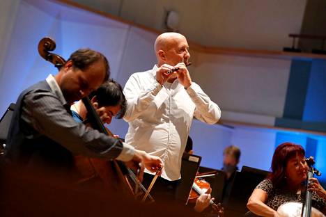 Jukka-Pekka Lehto on Pori Sinfoniettan huilun varaäänenjohtaja ja säveltäjä. Pori Sinfonietta esitti vuonna 2020 hänen teoksensa neljälle sellolle ja orkesterille.