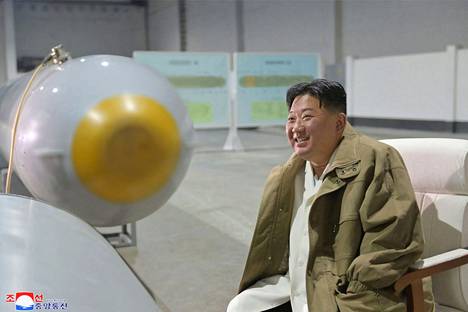 Pohjois-Korean diktatuurin hallintoa edustavan uutistoimisto KCNA:n julkaisema kuvassa maan johtaja Kim Jong Un tarkastaa ”Tsunami”-lennokkia. 