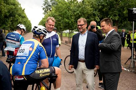 Suomen Pyöräily ry:n puheenjohtaja Harri Koponen (vas.) oli vuonna 2018 mukana pyöräilytapahtumassa pääministeri Juha Sipilän ja Viron pääministeri Jüri Ratasin kanssa.