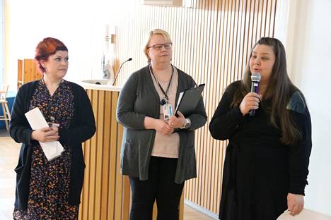 Hyvinvointialueen työntekijät Johanna Eloranta, Maija Kivioja ja Ilona Taipale kertoivat omaishoidon tuen uusista kriteereistä.