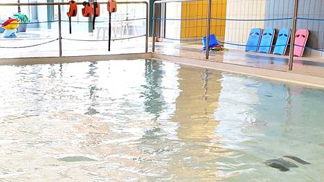Uimahallin vastuutahot kertovat koronapandemian vuoksi tehdyistä toimenpiteistä Keuruun uimahallissa.