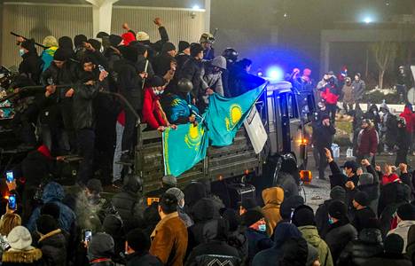Mielenosoittajat osallistuivat mellakkaan 5. tammikuuta Almatyn kaupungissa. Levottomuudet alkoivat nestekaasun hinnankorotuksista.