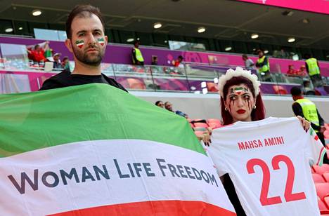 Iranin kannattajat osoittamassa mieltään Qatarin MM-kisojen Wales-ottelun aikana.