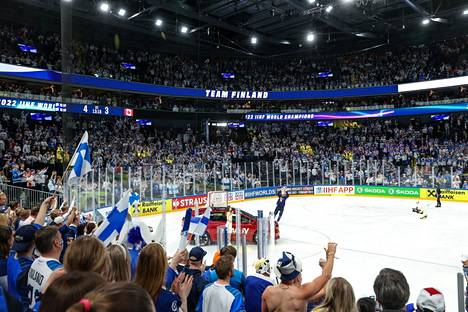 Suomi juhli maailmanmestaruutta Nokia-areenassa vuosi sitten.