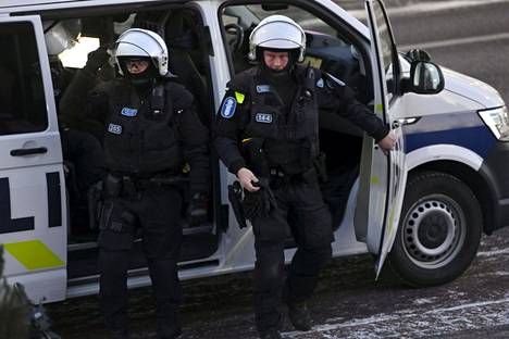 Poliisit tarkkailivat itsenäisyyspäivän Suomi herää -kulkuetta eduskuntatalolla.