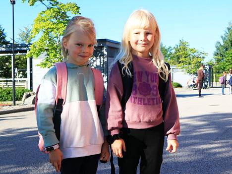 Martta Isoranta ja Olivia Suuronen ovat odottaneet kovasti koulun alkua. 