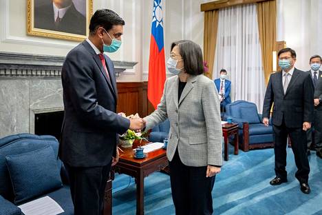 Taiwanin presidentti Tsai Ing-wen kättelee Yhdysvaltojen edustaja Ro Khannaa Taipeissa.