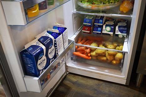 Jääkaapissa on perustarpeet suurperheen ruokkimiseen.