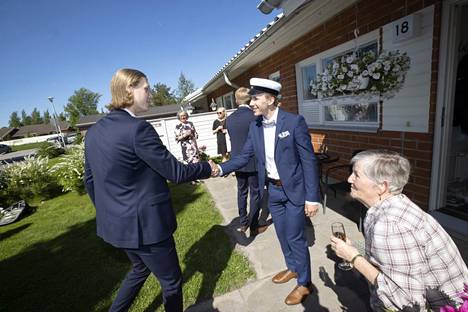 Ylioppilas Julius Lundgrenin juhliin saapui läheisimpiä ihmisiä kuten onnenpuristuksen antava serkku Jerkko Virtala ja isänäiti Sirpa Lundgren.