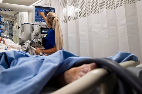 Sairaanhoitaja Anni Paussu hoiti elvytettyä potilasta Taysin teho-osastolla lokakuussa.