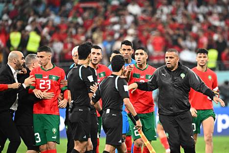 Marokon pelaajat piirittivät erotuomaria ottelun jälkeen.