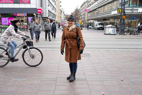 Sairaanhoitaja Tiina Skottman oli tullut Tampereelle Savonlinnasta. Syksyinen casual-tyyli oli suunniteltu sen mukaan, että hän aikoi kävellä paljon. Skottmanin hattu oli tilattu netistä, takki taas hankittu kivijalkakaupasta. ”Rennon tyylikäs”, hän kuvaili tavoitetyyliään.