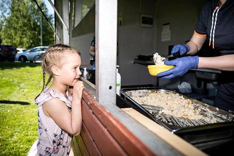 Kesäkuu oli viime vuonna vilkkainta aikaa Tampereen puistoruokailuissa. 7-vuotias Niia Kivipensas kävi siskonsa ja äitinsä kanssa puistoruokailemassa Kaukajärvellä.