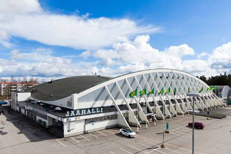 Kultajuhlien pitopaikassa on symboliikkaa. Hakametsä on Suomen ensimmäinen jäähalli, ja se valmistui vuonna 1965 järjestettyihin Suomen ensimmäisiin MM-kotikisoihin. Hakametsän jäähalli kuvattuna vuonna 2021.