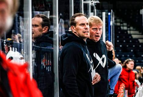 Jukka Rautakorpi (oikealla) siirtyi täksi kaudeksi JYPin päävalmentajaksi ja Ville Nieminen seuraan apuvalmentajaksi.