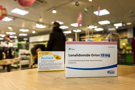 Syöpälääke Lenalidomidin (oikealla) kuukauden annoksen hinta 25 milligramman vahvuisena on laskenut huhtikuun alusta 5 700 eurosta 100 euroon. Taaempi lääke maksaa yhä tuhansia.