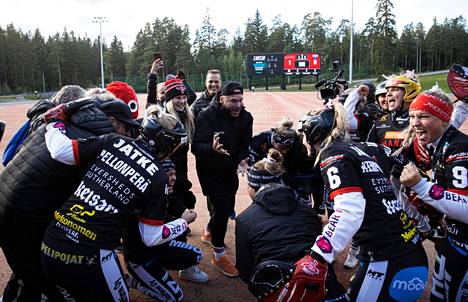 Manse PP tuuletti voittoa ja finaalipaikkaa koko joukkueen voimin. Ratkaiseva peli Virkiää vastaan sujui Kaupissa kotijoukkueelta lähes täydellisesti.