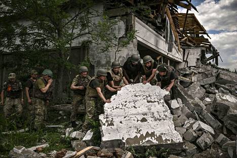 Ukrainassa on sodan päätyttyä edessä massiivinen jälleenrakentaminen, joka vaatii arviolta satoja miljardeja. Ukrainalaiset sotilaat tarkastelivat tuhoutunutta varastorakennusta Lysytshanskissa 17. kesäkuuta 2022.