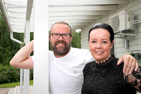 Yrittäjät Tomi ja Piia Kuparinen Valkeakoskelta tekivät kolmisen vuotta sitten päätöksen hotelli- ja ravintolatoiminnan ostamisesta kotipaikkakunnalta. He palasivat kuusi vuotta sitten ulkomaanvuosien jälkeen Suomeen.