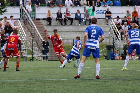 FC Jazzin Firmino (9) onnistui maalinteossa Impton Söderlundin (keskellä) syötöstä.