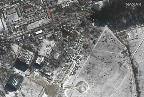 Torstaina otettu kuva näyttää Kiovan luoteispuolella sijaitsevan Antonovin lentokentän eteläosan. Lentokentän varastoalueella palaa. 