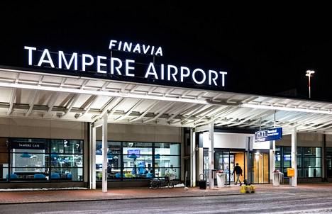 Tampere-Pirkkalan kentältä lensi tammikuussa vain 15 kotimaan lentojen matkustajaa. Lentoaseman päällikkö Mari Nurminen Finavialta kertoo, että kyse on tilauslennoista, koska Finnair on korvannut suorat lennot bussilla koko alkuvuoden.