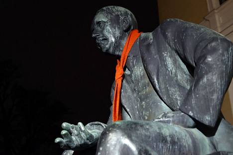 Monta patsasta Porin keskustassa on saanut ylleen oranssin huivin. Kyse on Zonta says no -tempauksesta, jonka tavoite on kiinnittää huomiota naisiin kohdistuvaan väkivaltaan.