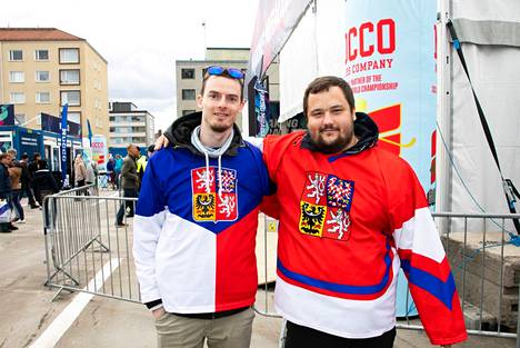 Tampereella on näkynyt paljon eri maiden fanipaitoja. Tšekkiläiset Martin Matousek ja Daniel Misek tulivat Suomeen seuraamaan MM-kisoja. Kaksikko ei liity kolumnissa kuvattuihin tapahtumiin.