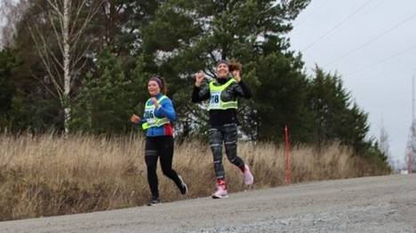 Varpu Kotilainen ja Sanna Mäntysaari urakoimassa puolimaratonia. 