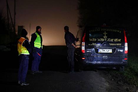 Poliisit seisoivat lähellä räjähdyspaikkaa Przewodówin kylässä keskiviikkona.