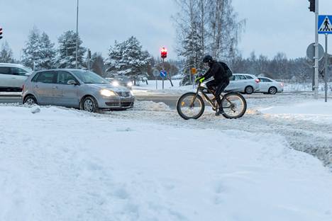 Sohjoiset ja liukkaat tiet tekevät perjantaina ajokelistä huonon Pirkanmaalla. Kuva on otettu Ruotulassa Teiskontien ja Jaakonmäentien risteyksessä 11. joulukuuta.