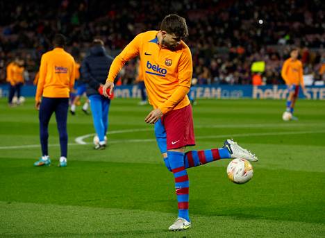 FC Barcelonan Gerard Piqué kikkaili pallon kanssa ennen Sevillan kohtaamista huhtikuun alussa. 