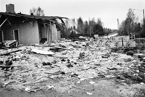 Osuuskaupan Viikkalan myymälä purettiin uuden risteyksen tieltä  lokakuussa 1986. Kuva on otettu Viikkalantien reunasta Siltatien suuntaan.