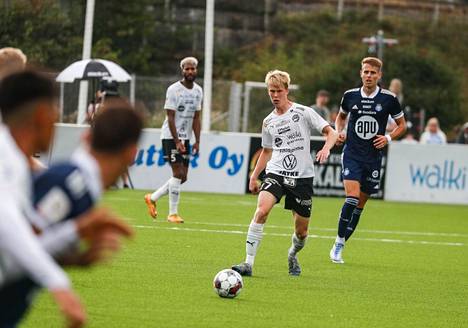 Hakan Janne-Pekka Laine pallon kimpussa HJK-ottelussa elokuussa 2022.